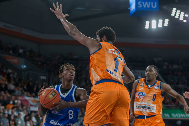 吸引了成千 吸引了成千